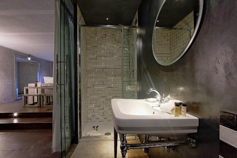 Suite with City View image 4