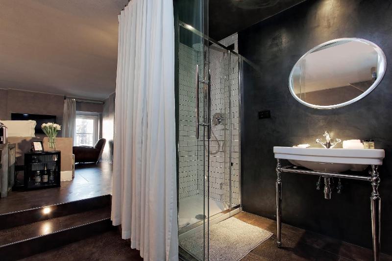 Suite with City View image 3
