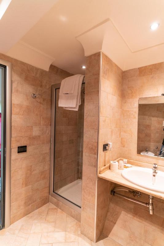 Deluxe Double Room image 1