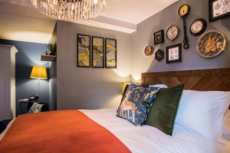 Standard Queen Room image 4