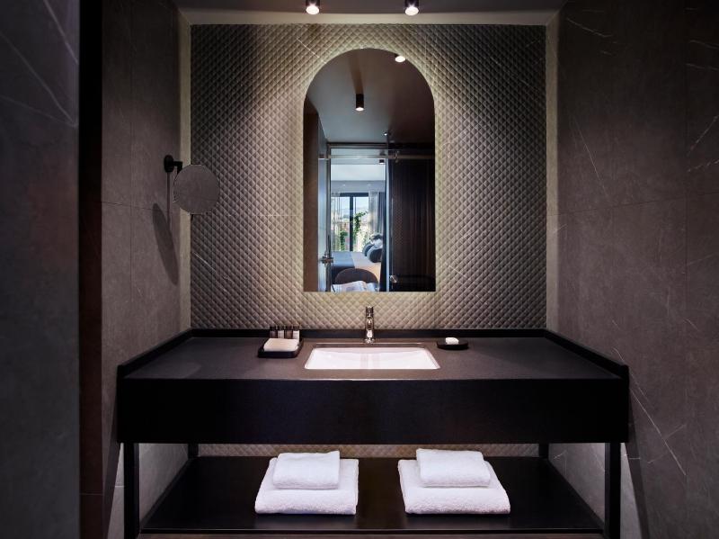 Superior Room with Balcony image 3