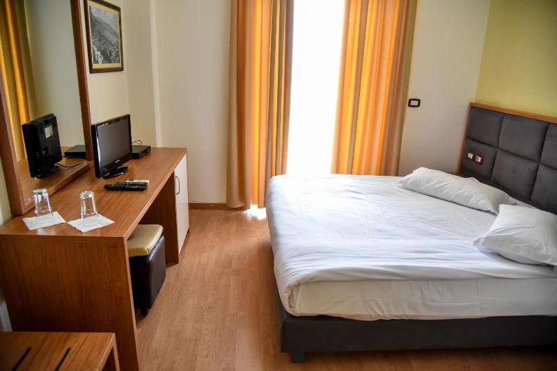 Single Room with Bathroom image 1