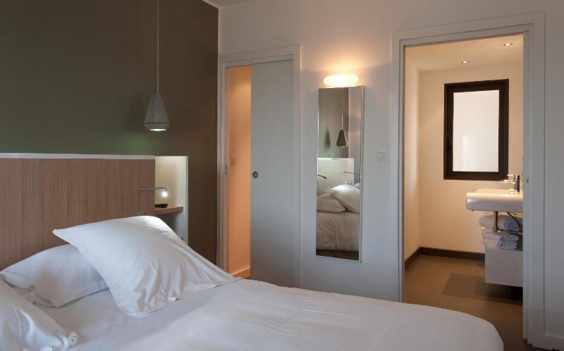 One-Bedroom Apartment with Sea View (4 Adults) image 2