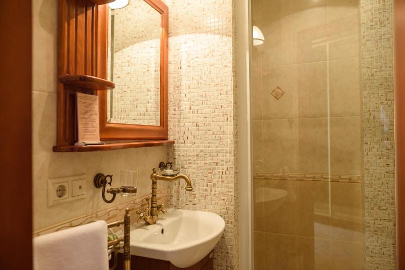Queen Suite image 2
