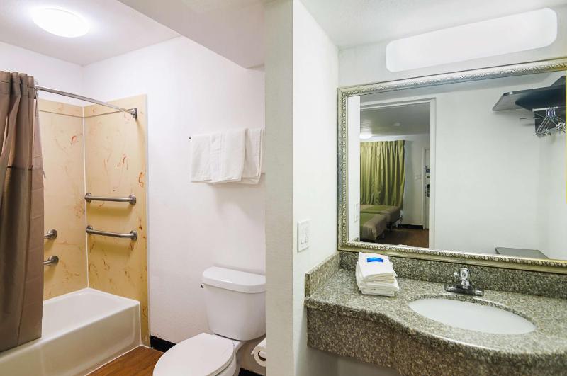 Deluxe Queen Room with Two Queen Beds - Non-Smoking image 3