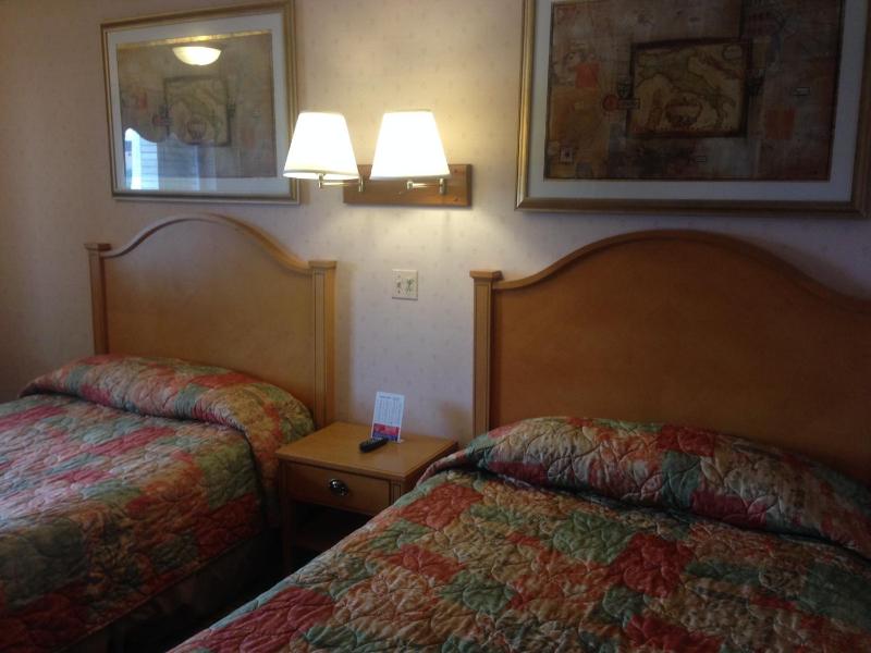  Deluxe Queen Room with Two Queen Beds image 4
