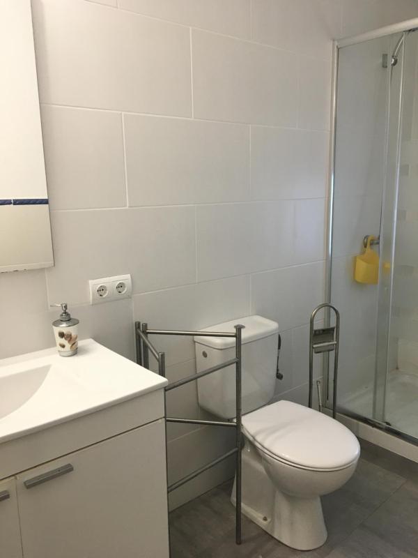 Twin Room with Bathroom image 3