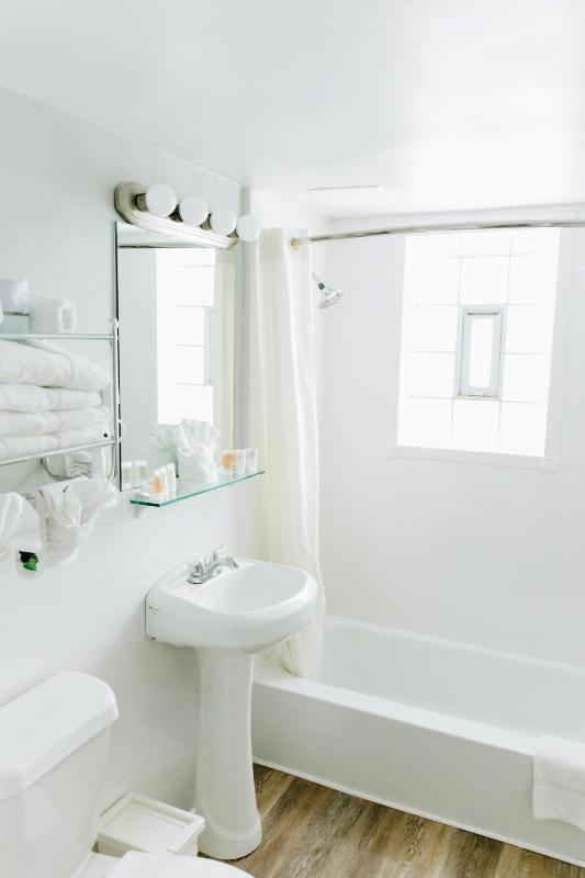 Deluxe Room with Two Double Beds image 4