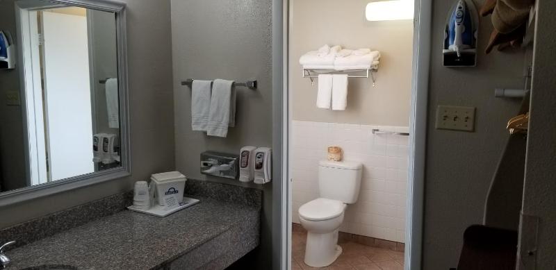 Queen Room with Two Queen Beds - Non-Smoking image 2