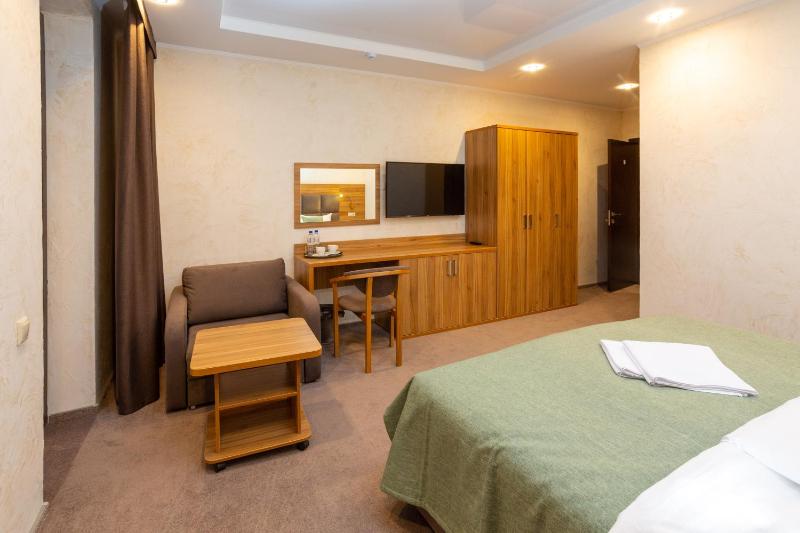 Deluxe Family Room image 2