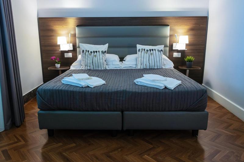 Deluxe Double or Twin Room with City View image 4
