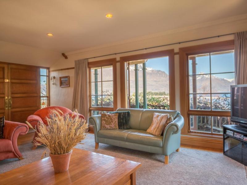 McAlister House - Queenstown Holiday Home - image 7