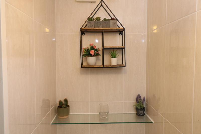 Single Room with Bathroom image 2