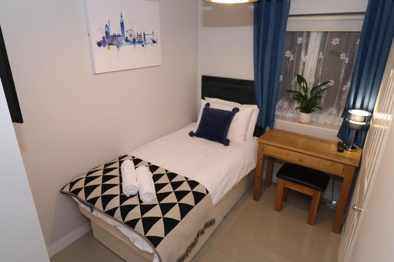 Single Room with Bathroom image 4