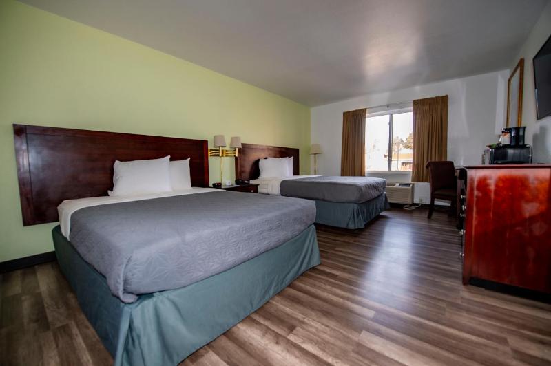 Queen Room with Two Queen Beds - Non-Smoking image 3