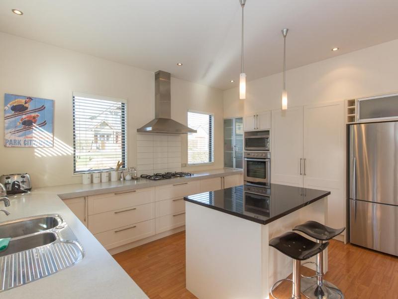 Modern Lake Haven - Wanaka Holiday Home - image 20