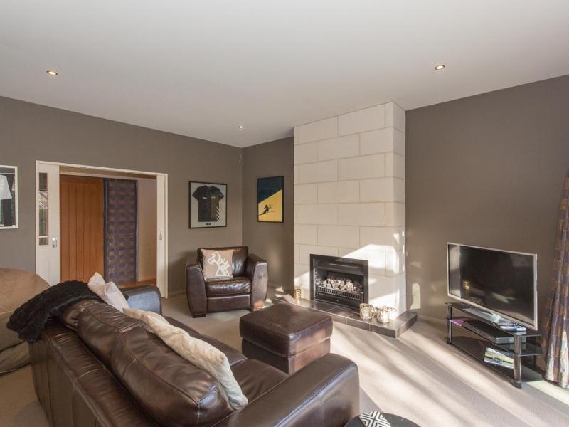 Modern Lake Haven - Wanaka Holiday Home - image 11