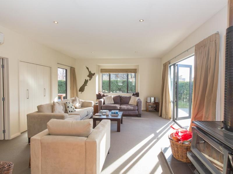 Modern Lake Haven - Wanaka Holiday Home - image 23