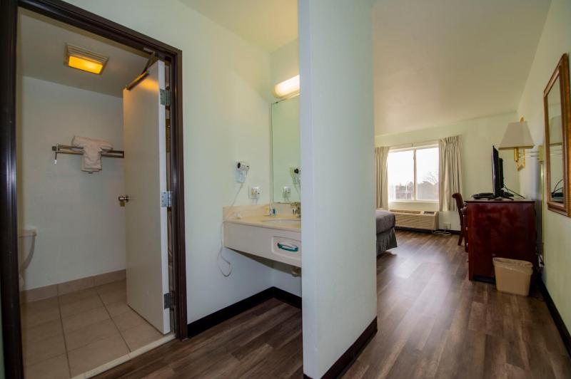 Queen Room with Two Queen Beds - Non-Smoking image 2