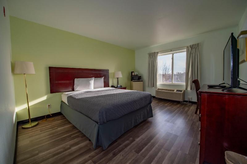 Queen Room - Non-Smoking image 2