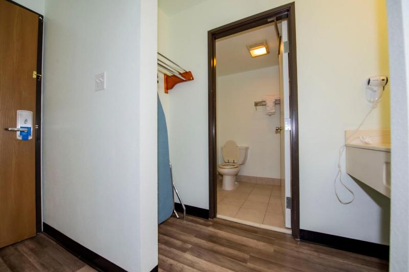Queen Room - Non-Smoking image 3