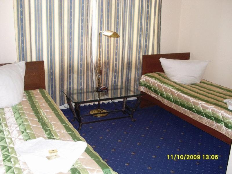 Family Room (5 Adults) image 4