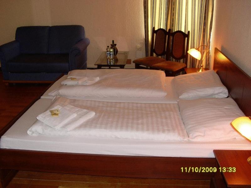 Family Room (5 Adults) image 3