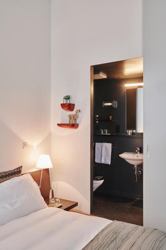 Premium Twin Room image 2