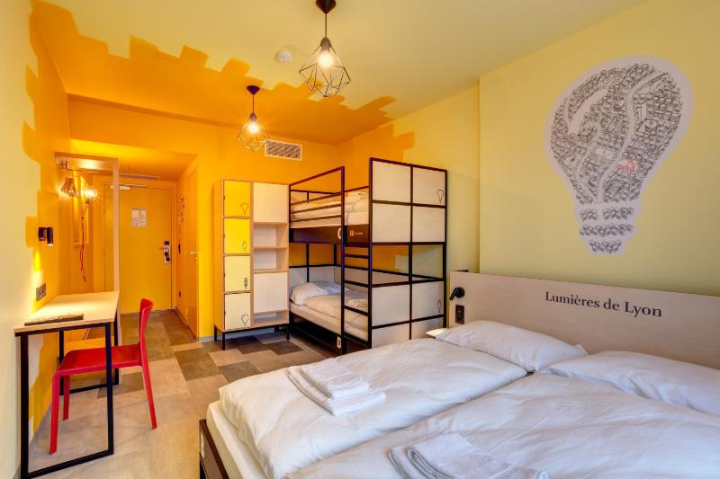 Standard Quadruple Room image 4