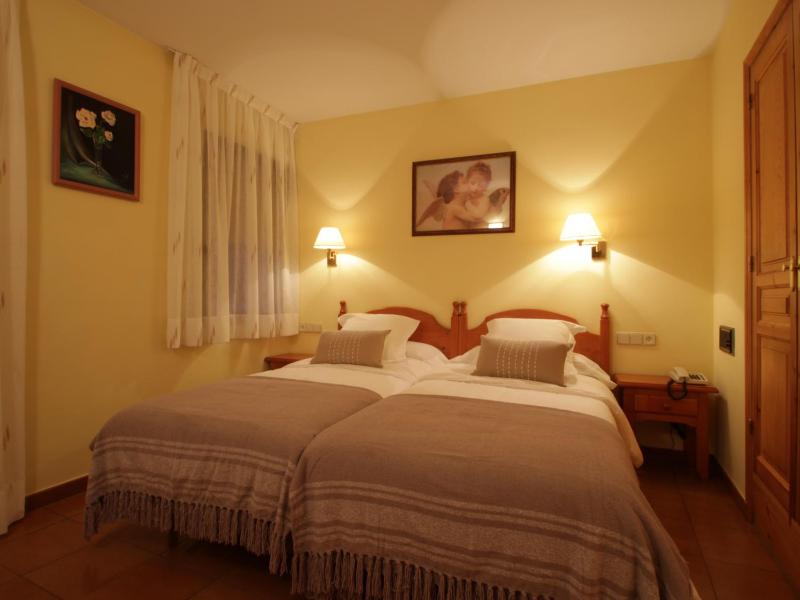 Twin Room image 4