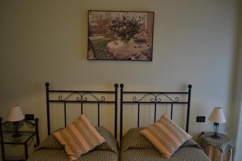 Twin Room with Private Bathroom image 3