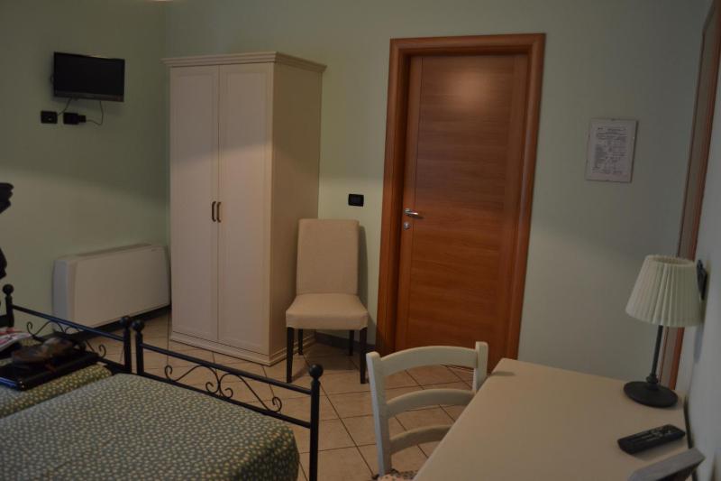 Twin Room with Private Bathroom image 4