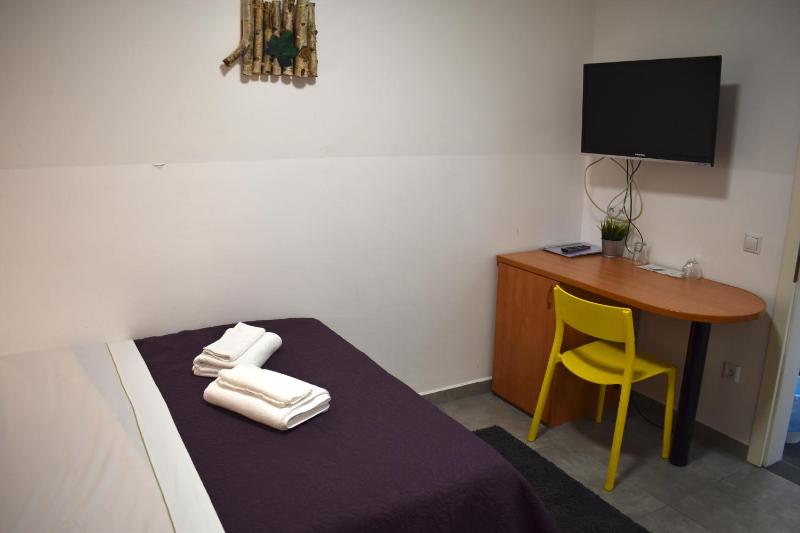 Economy Double Room image 4