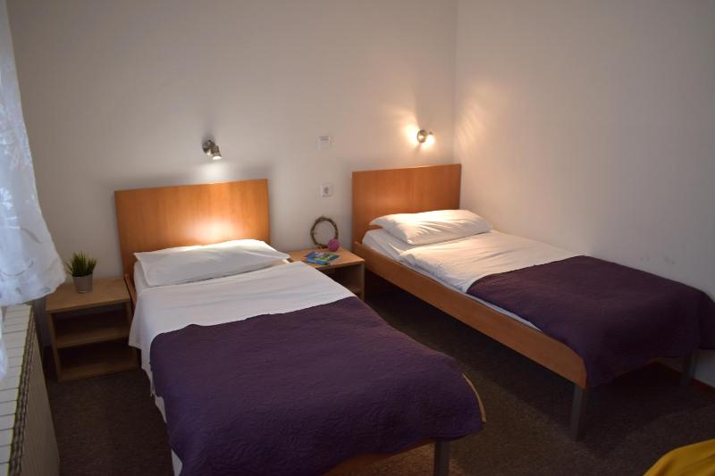 Economy Twin Room image 2