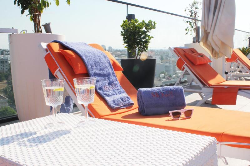 Sky Roof Hotel - image 15