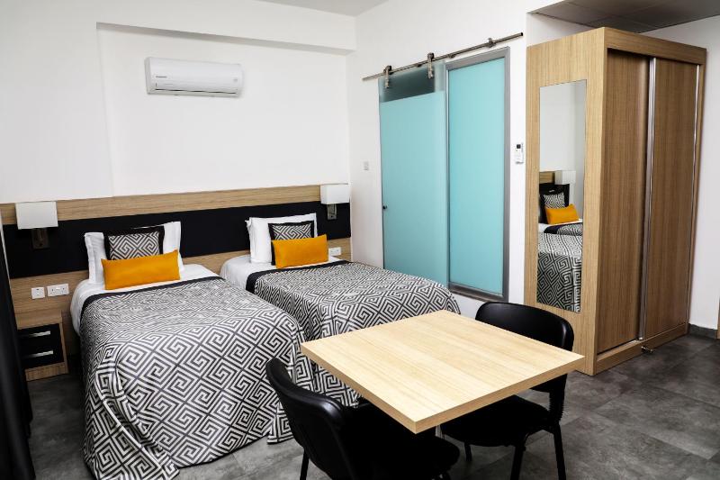 Sky Roof Hotel - image 3