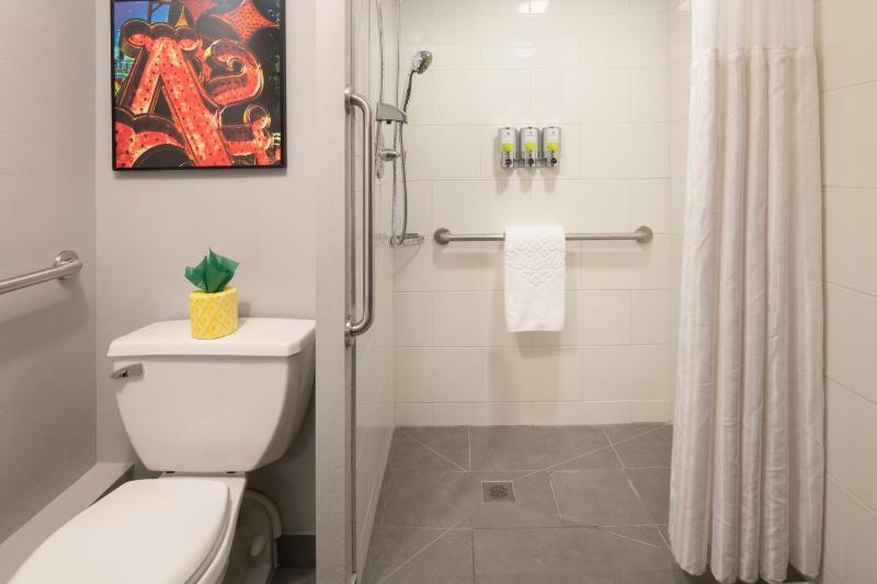Queen Room - Disability Access image 3
