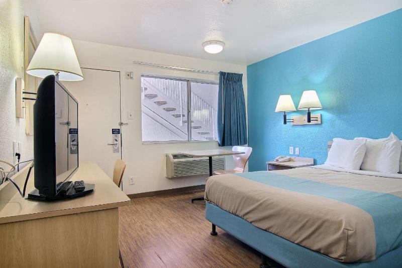 Queen Room image 2