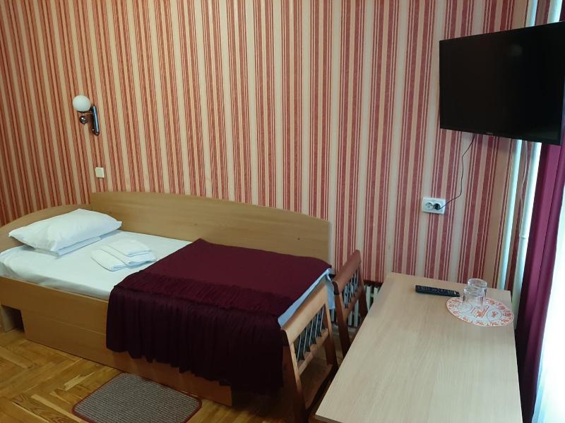 Single Room with Shared Bathroom image 3
