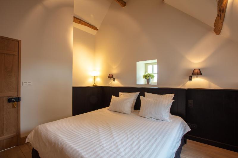 Deluxe King Room image 3
