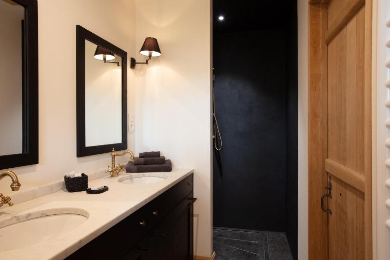 Deluxe King Room image 2