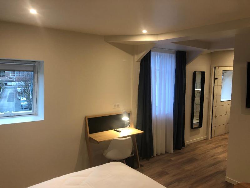 Suite with outside staircase image 4
