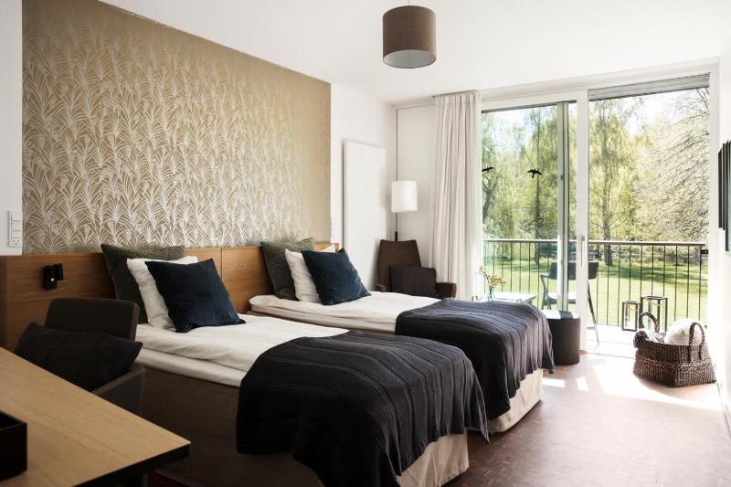 Business Twin Room image 4