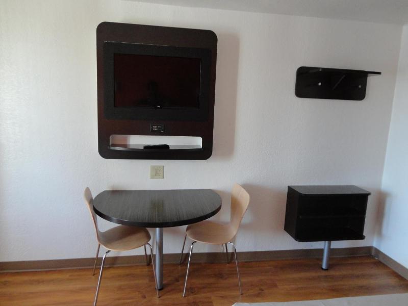 King Room - Non-Smoking image 4
