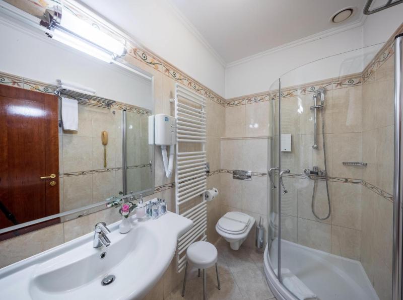 Deluxe Double Room image 2