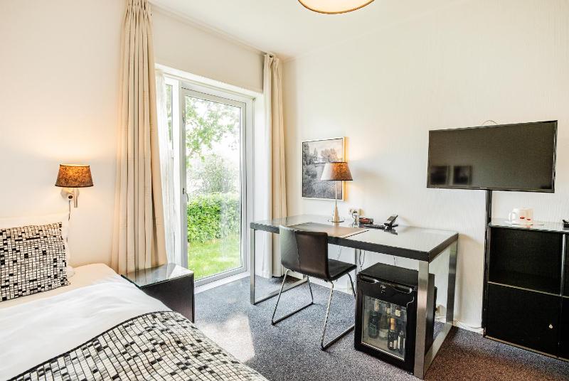 Single Room with Lake View image 4
