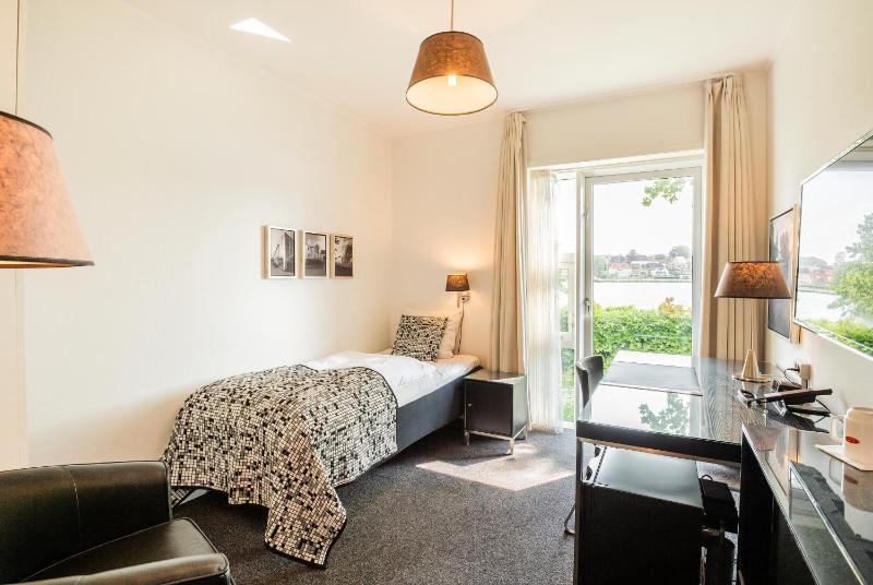 Single Room with Lake View image 2