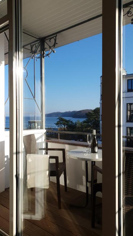 Double room with balcony seaside/Main road image 3
