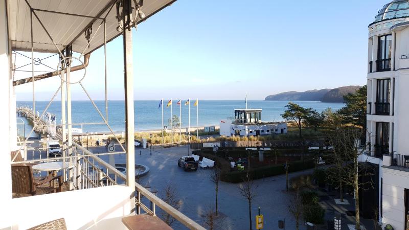 Double room with balcony seaside/Main road image 4