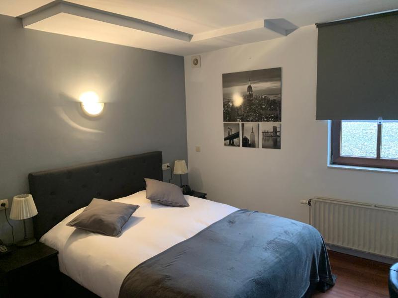 Classic Double Room image 4